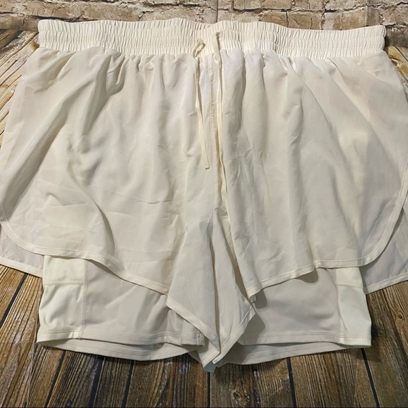 NWT Fabletics Cream Sloane Run Shorts - Picture 3 of 4